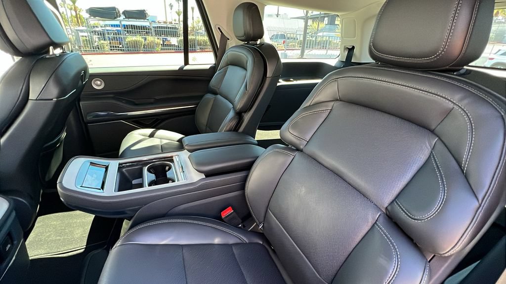 New 2025 Lincoln Navigator Reserve AWD/4WD image 4