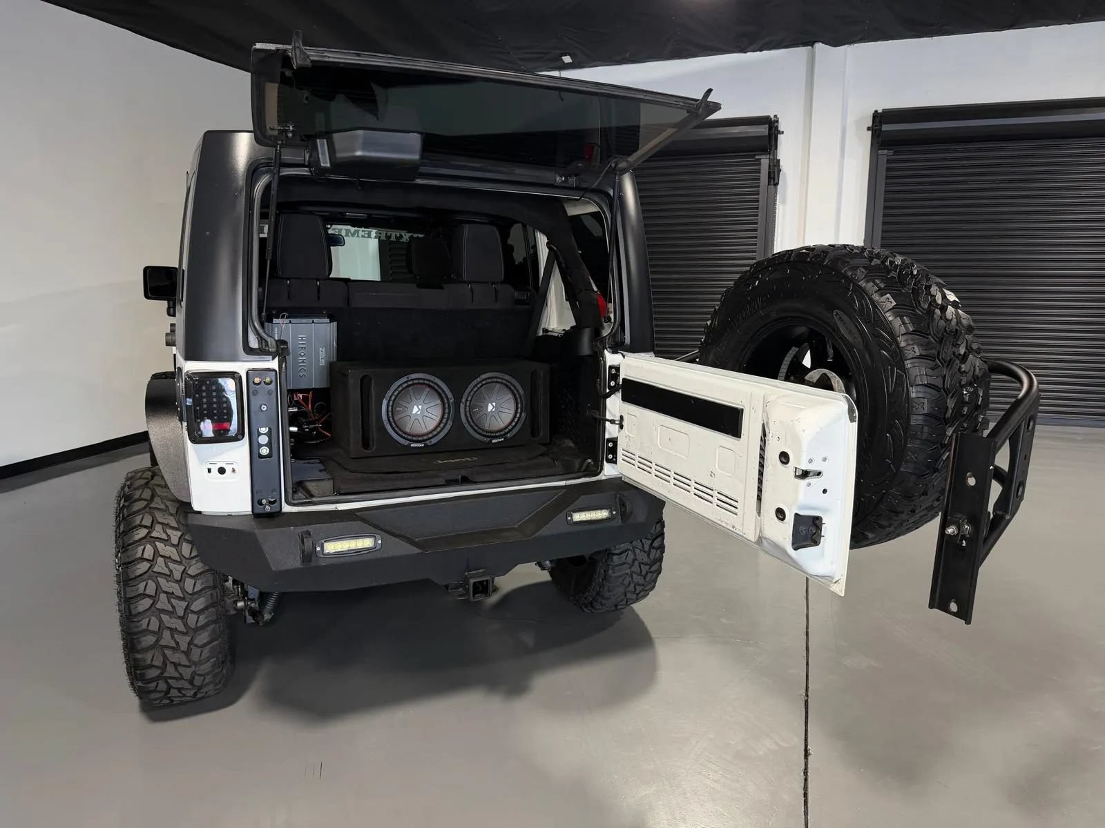 Used 2015 Jeep Wrangler Unlimited Rubicon w/ Connectivity Group AWD/4WD image 14