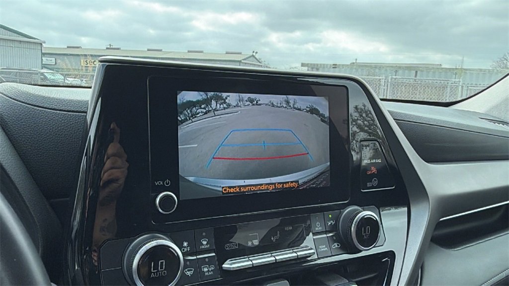 Used 2024 Toyota Highlander LE image 30