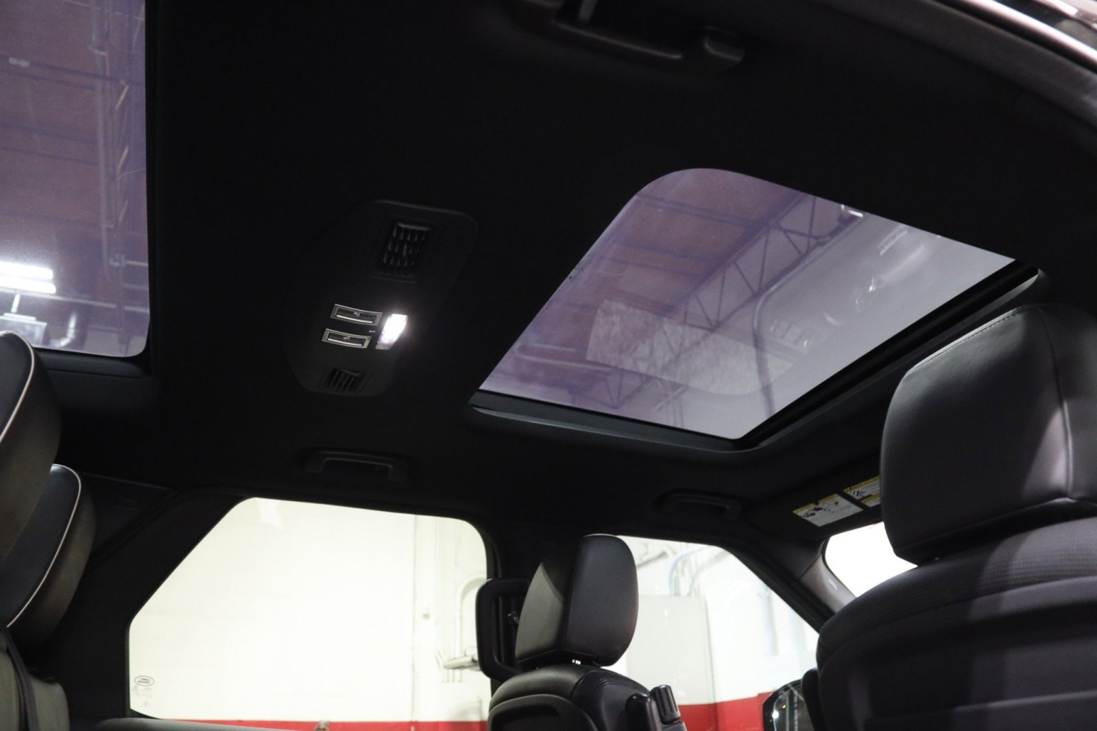 Used 2020 Land Rover Discovery HSE image 54