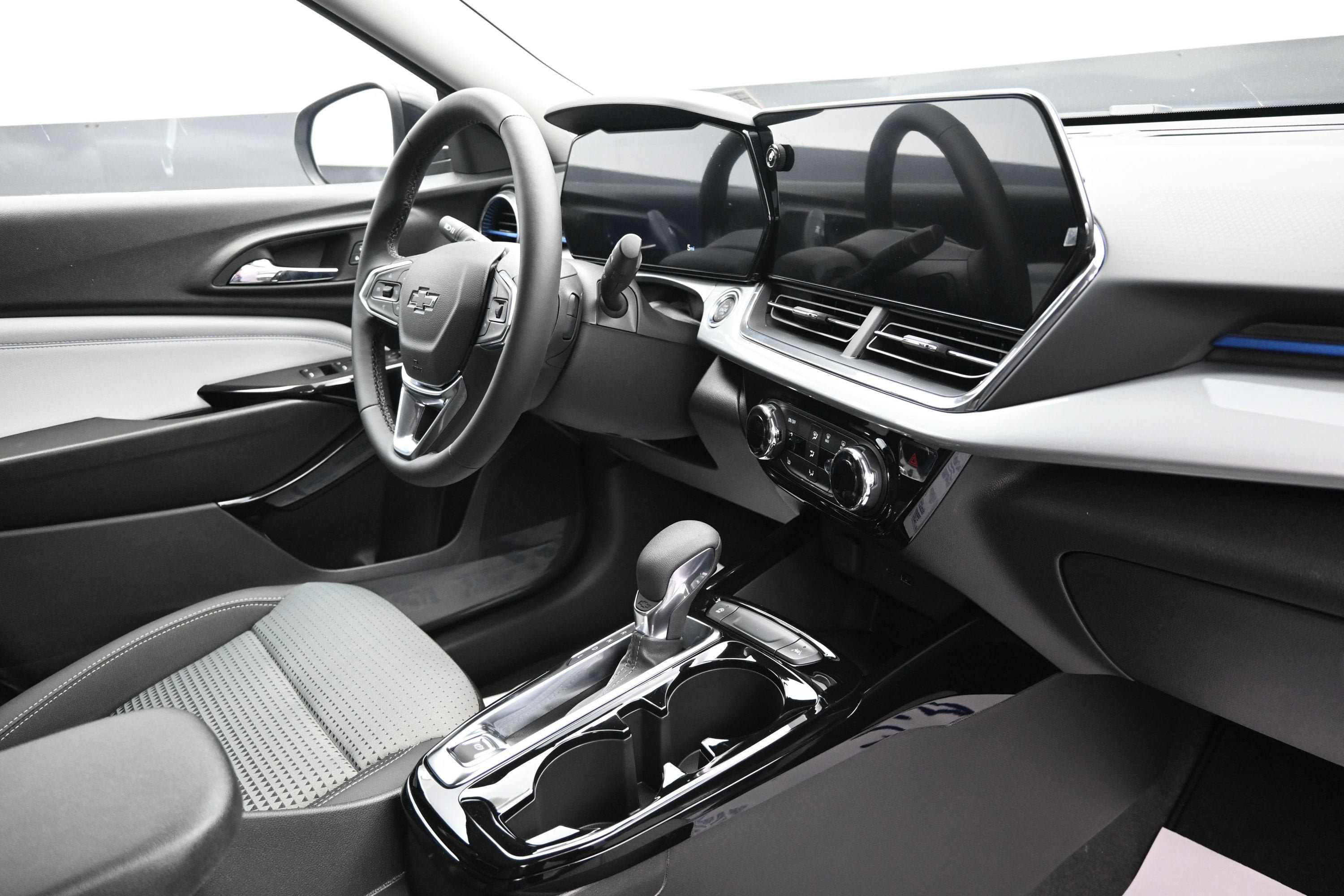 New 2026 Chevrolet Trax LT w/ Sunroof Package FWD image 30