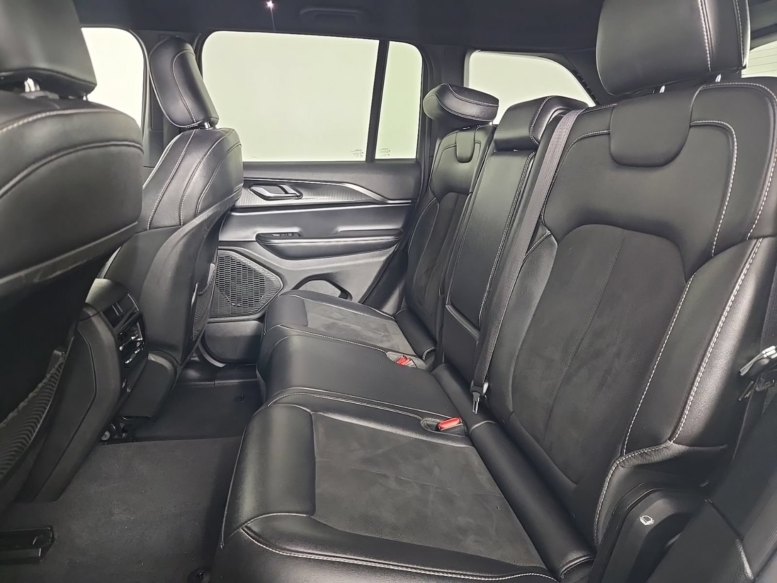 Used 2024 Jeep Grand Cherokee Altitude RWD image 12