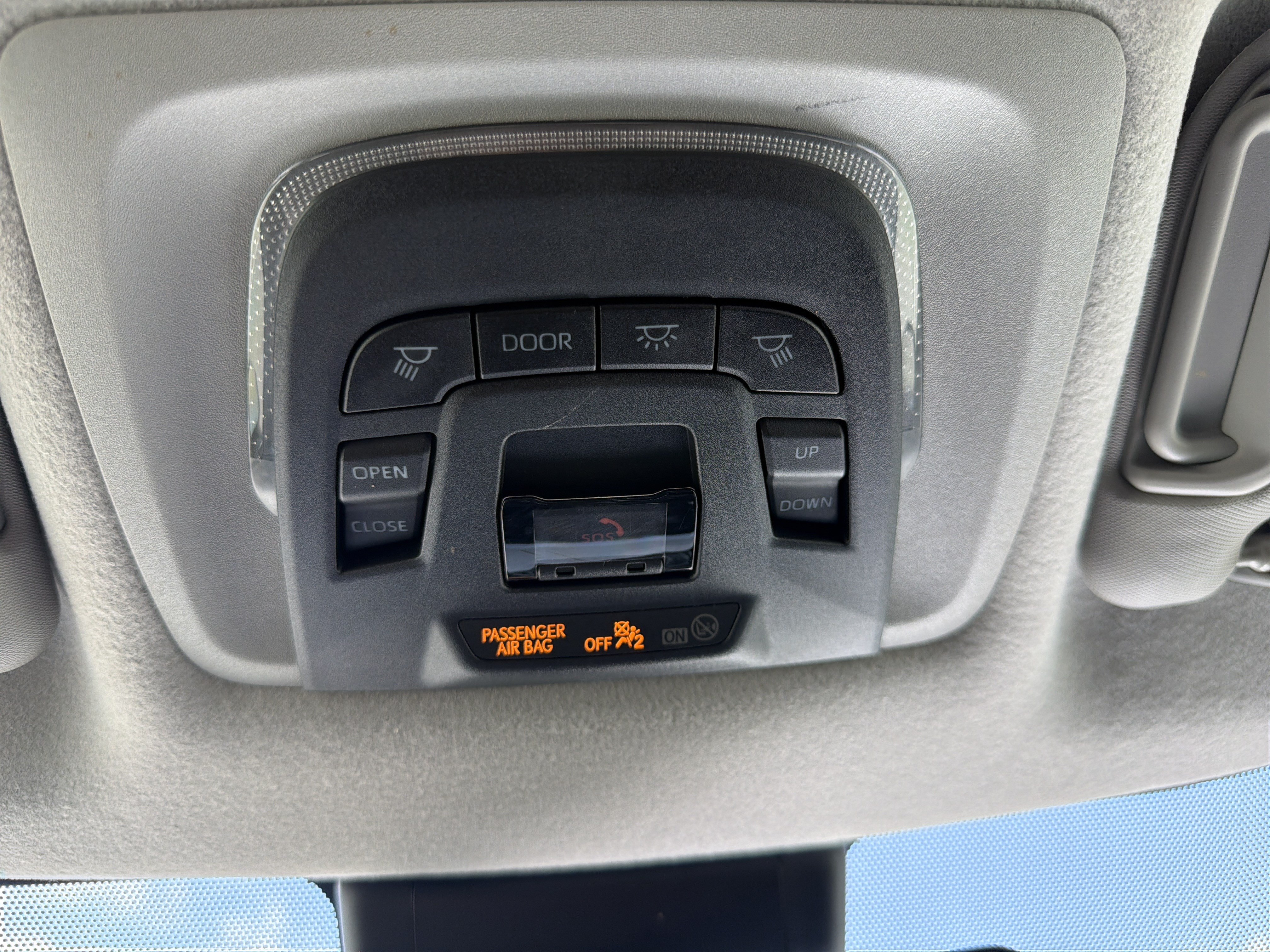 Used 2022 Toyota Corolla Cross XLE w/ Convenience Package FWD image 23