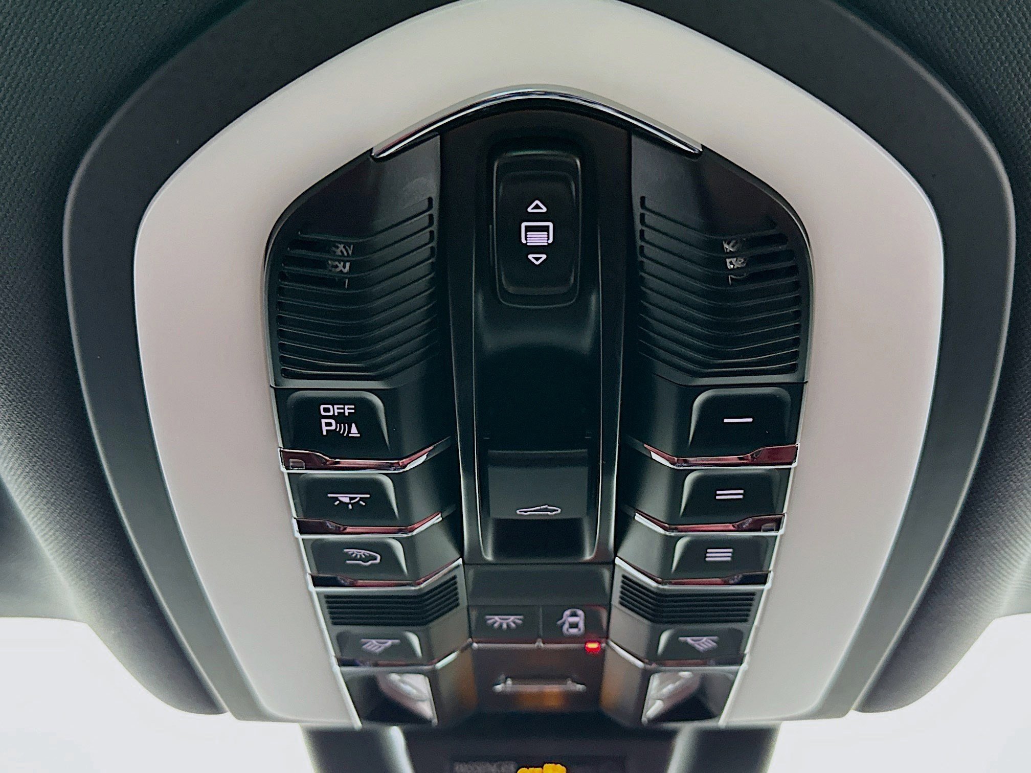 Used 2024 Porsche Macan AWD/4WD image 17
