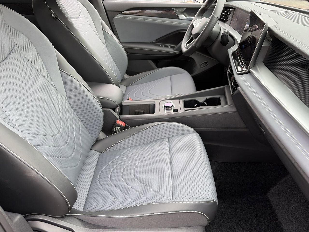 New 2026 Volkswagen Tiguan SE R-Line image 8