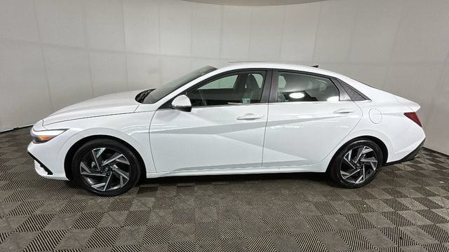 Certified 2025 Hyundai Elantra Limited FWD image 5