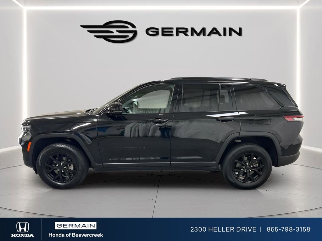 Used 2025 Jeep Grand Cherokee Altitude AWD/4WD image 5