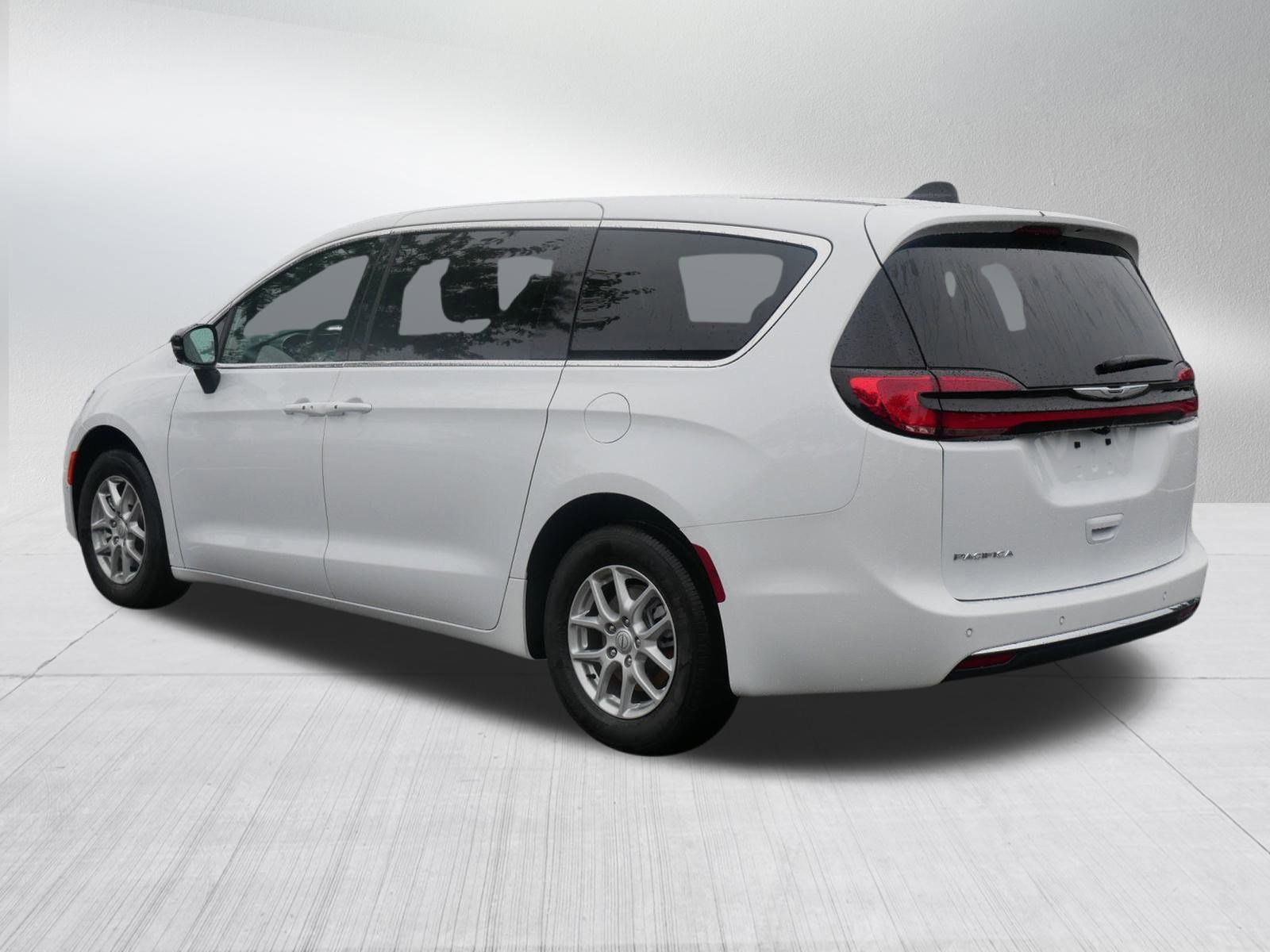 New 2026 Chrysler Pacifica Select FWD image 5