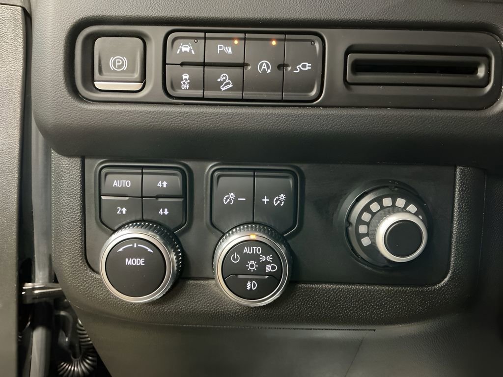 Used 2022 GMC Yukon AT4 AWD/4WD image 13