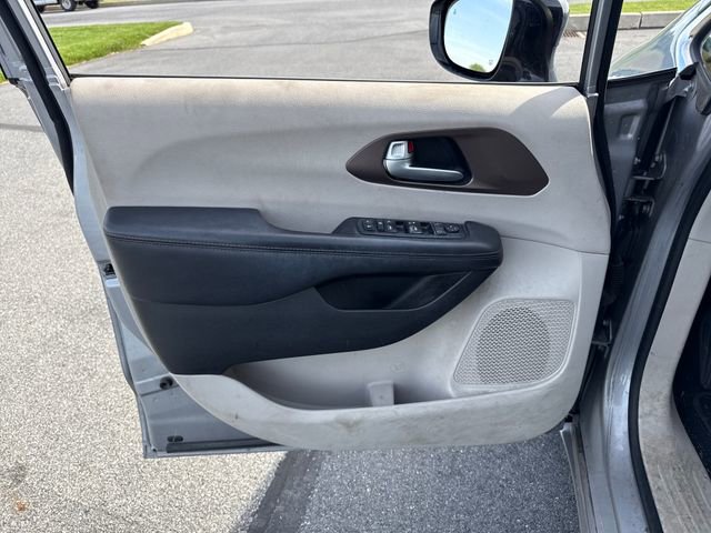 Used 2017 Chrysler Pacifica Touring-L FWD image 21