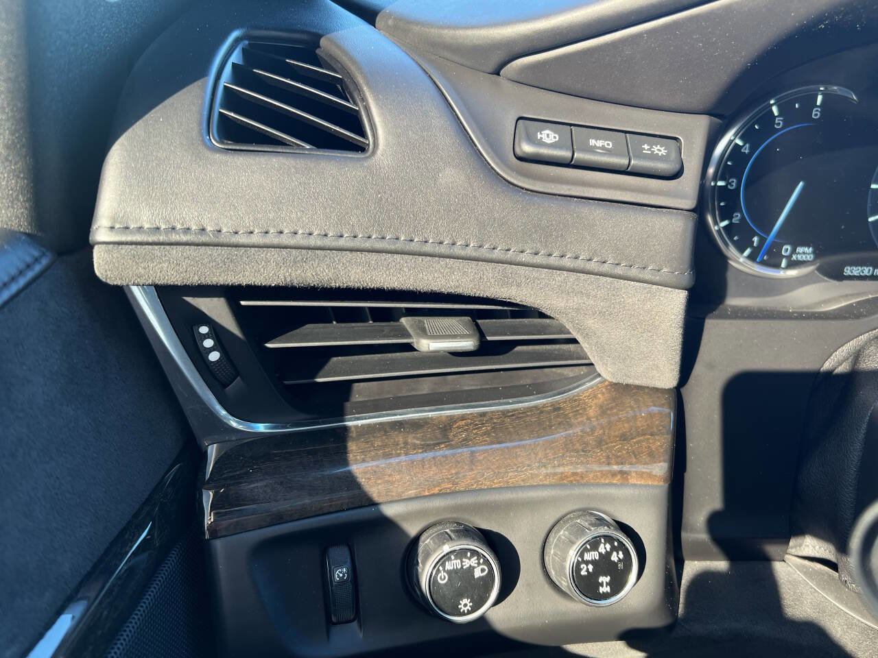 Used 2016 Cadillac Escalade Platinum image 36