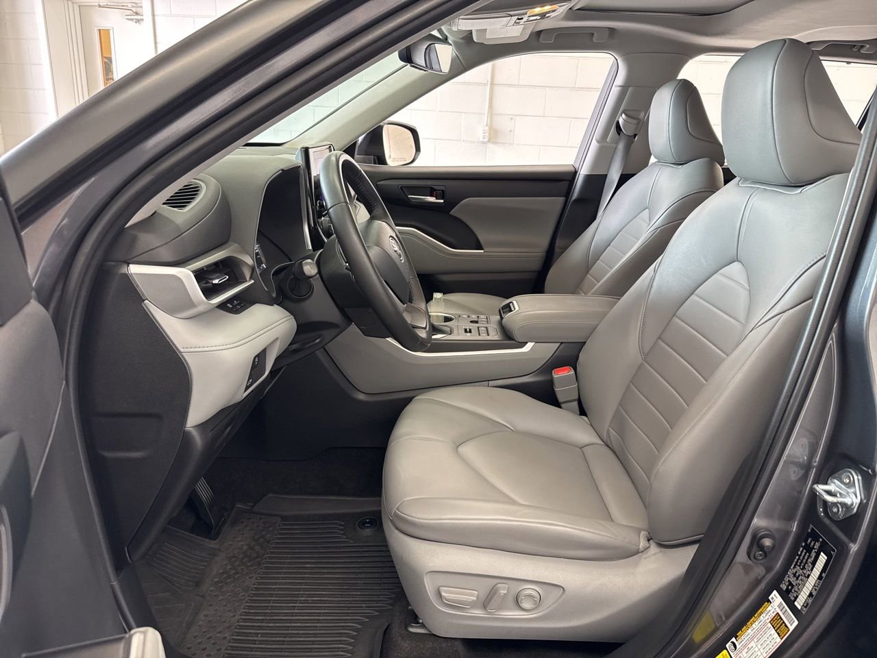 Used 2023 Toyota Highlander XLE image 15
