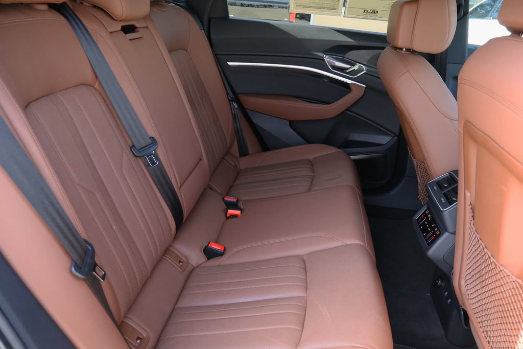 Used 2022 Audi e-tron Premium Plus w/ Premium Plus Package AWD/4WD image 28