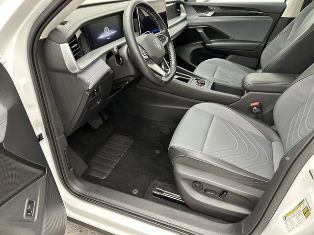 Certified 2025 Volkswagen Tiguan SE image 12