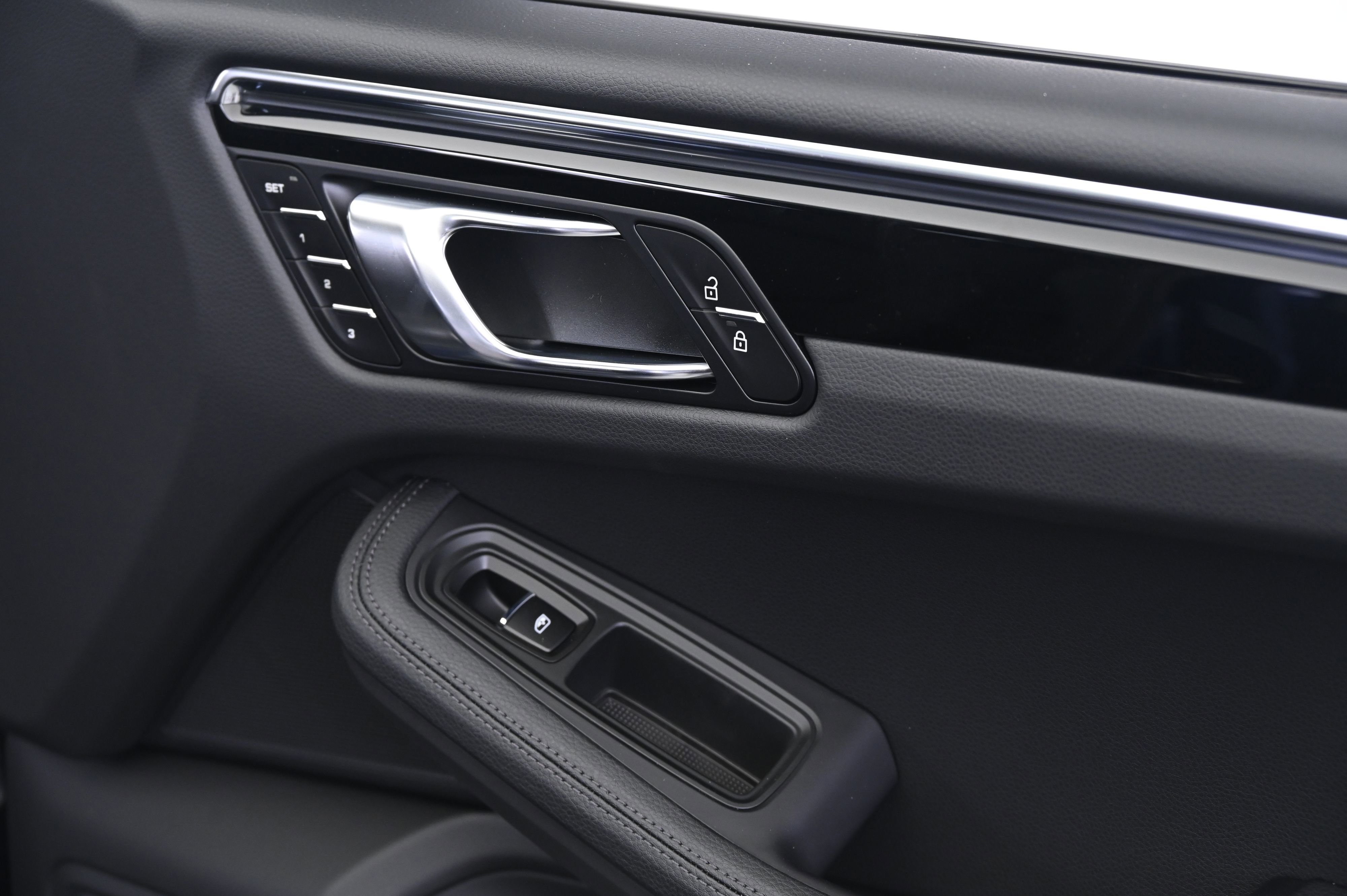 Certified 2025 Porsche Macan image 21