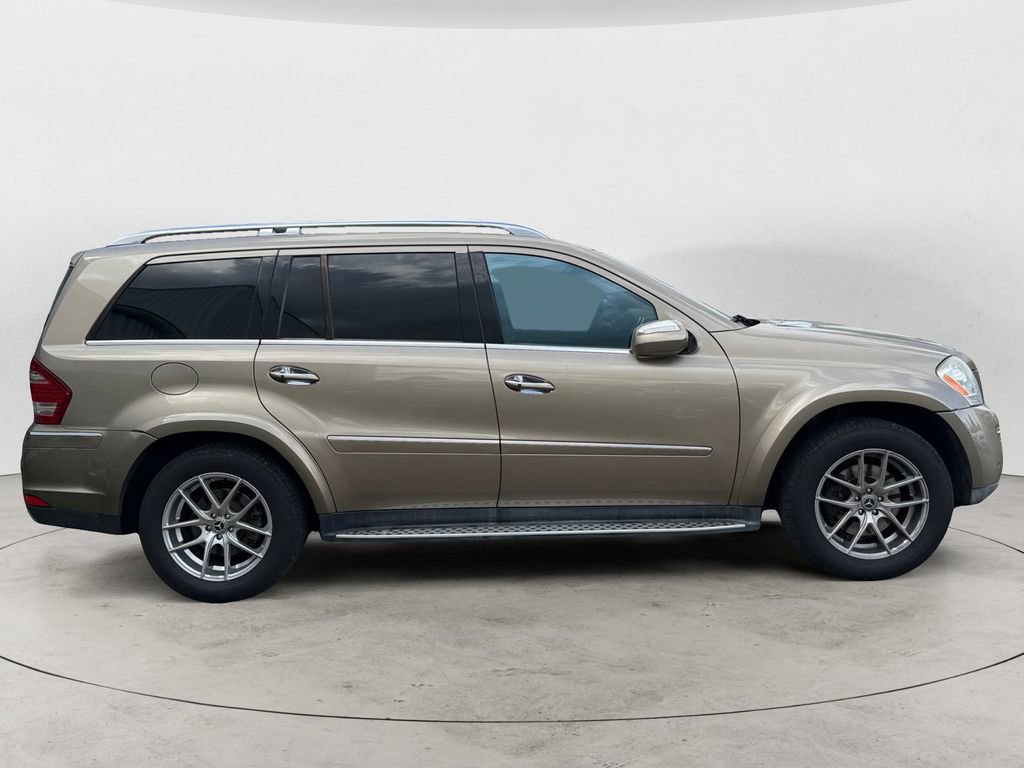 Used 2010 Mercedes-Benz GL 550 4MATIC image 4