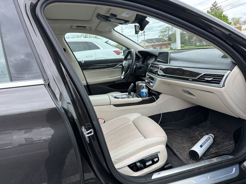 Used 2016 BMW 750i xDrive AWD/4WD image 2
