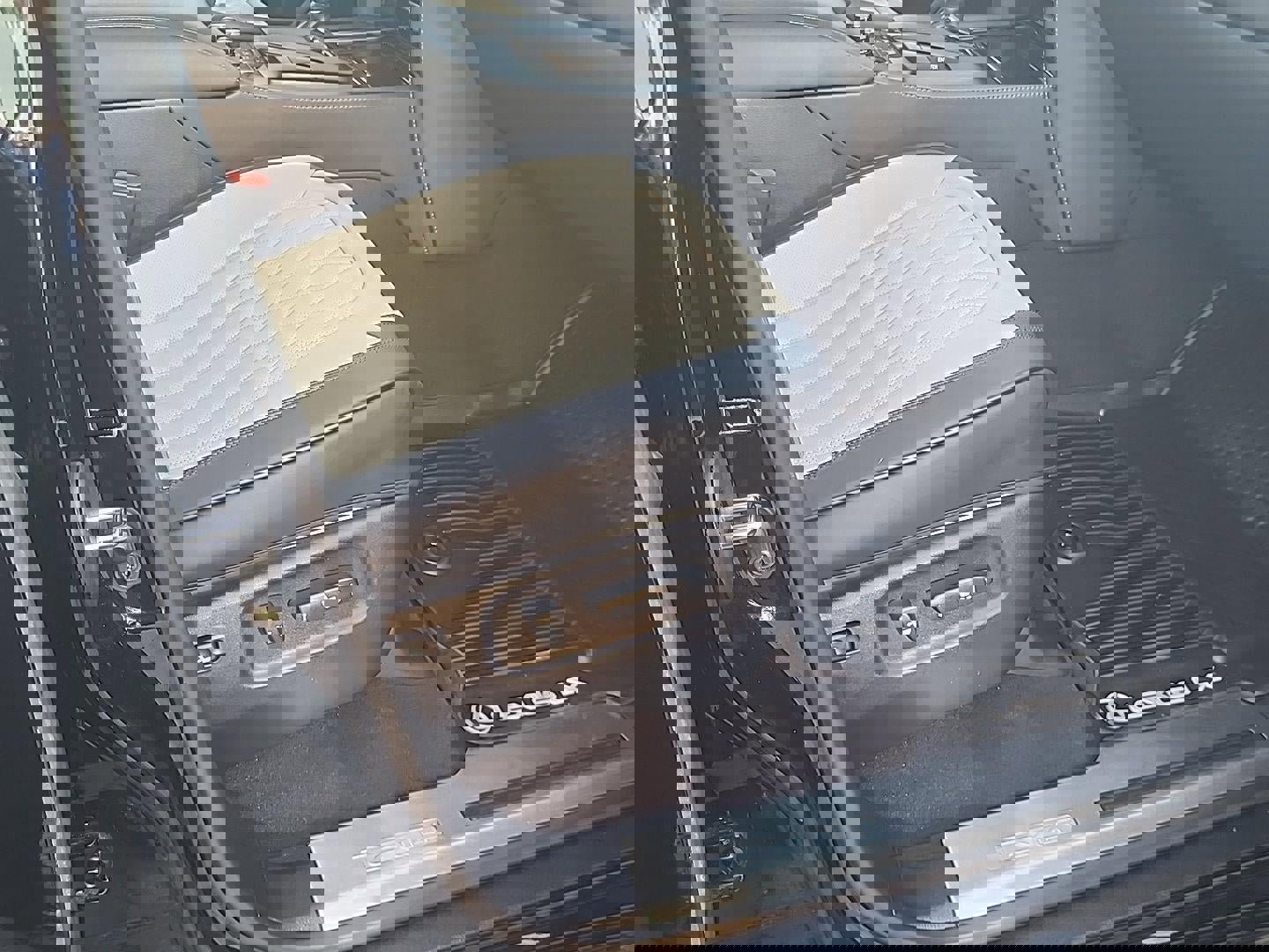 Used 2020 Lexus LX 570 4WD w/ Sport Package image 33