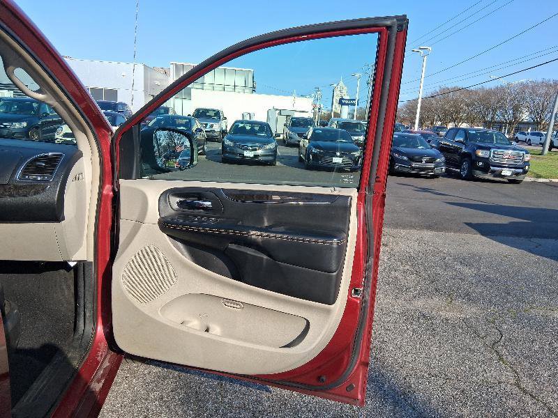 Used 2015 Chrysler Town & Country Touring-L w/ Driver Convenience Group image 18