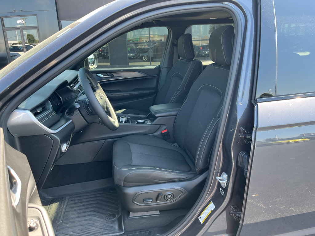 Used 2025 Jeep Grand Cherokee L Laredo RWD image 31