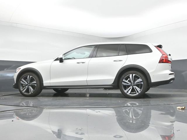 Used 2024 Volvo V60 B5 Cross Country Plus image 41