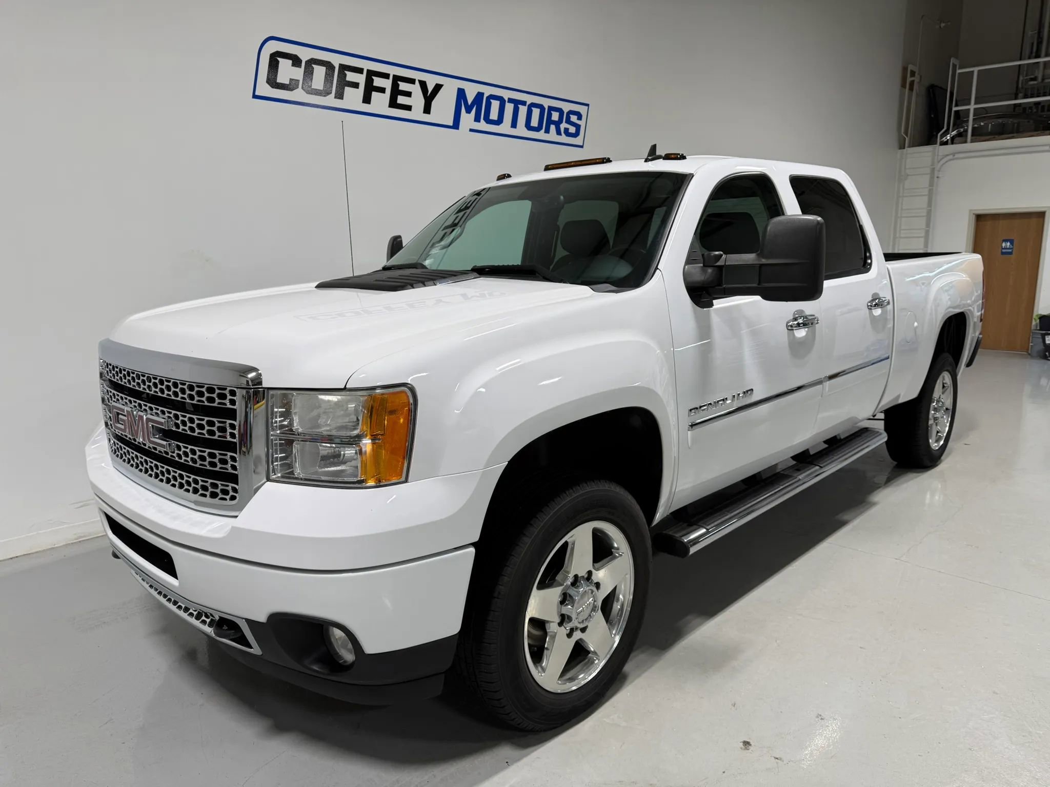 Used 2014 GMC Sierra 2500 Denali w/ Suspension Package, Off-Road image 2