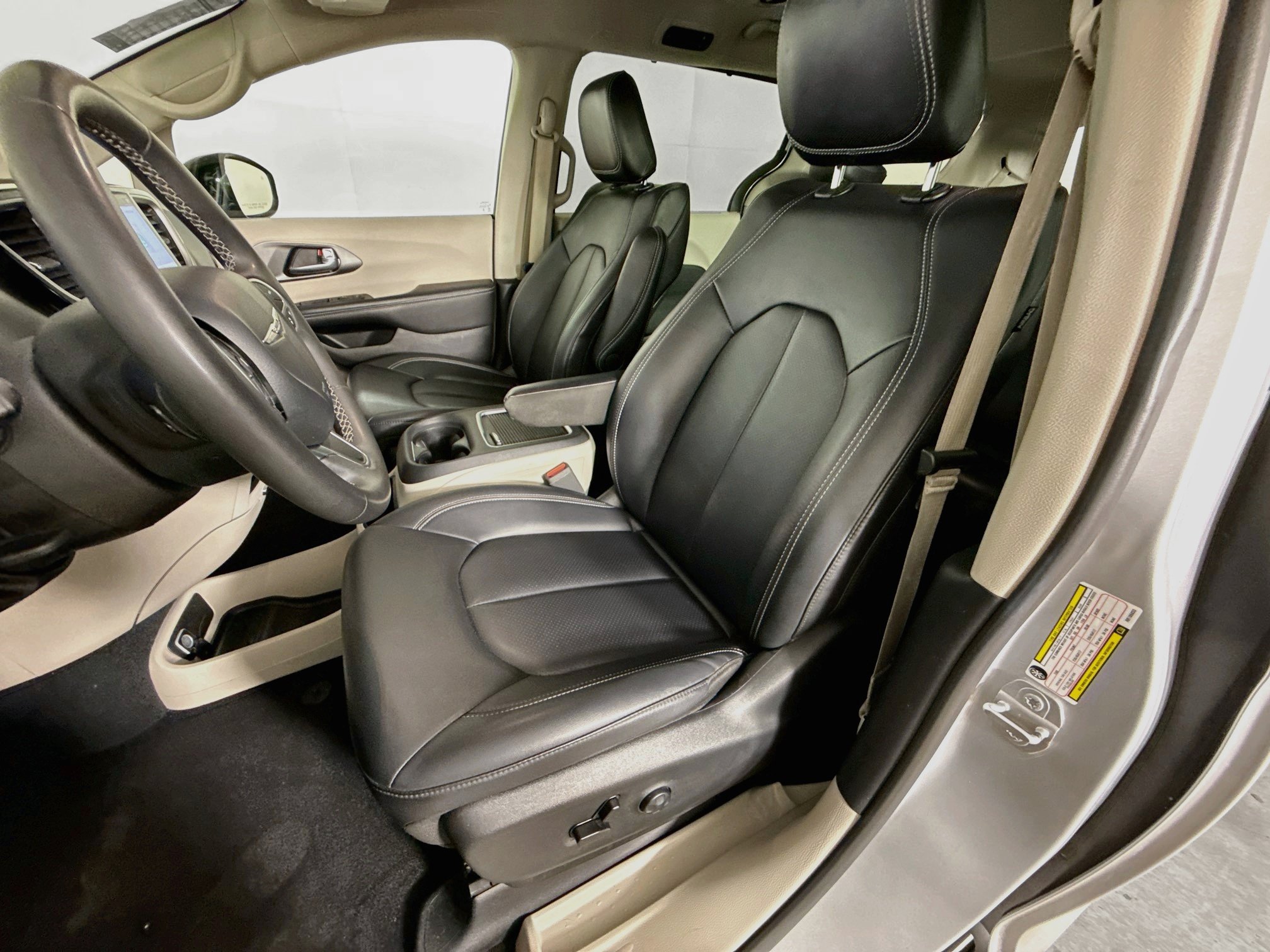 Used 2024 Chrysler Pacifica Touring-L FWD image 25