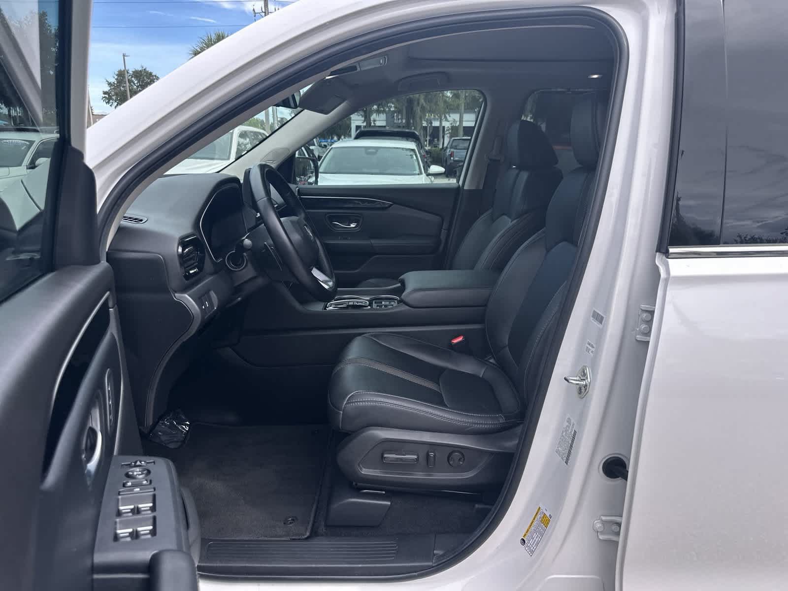 Used 2025 Honda Pilot Touring image 2