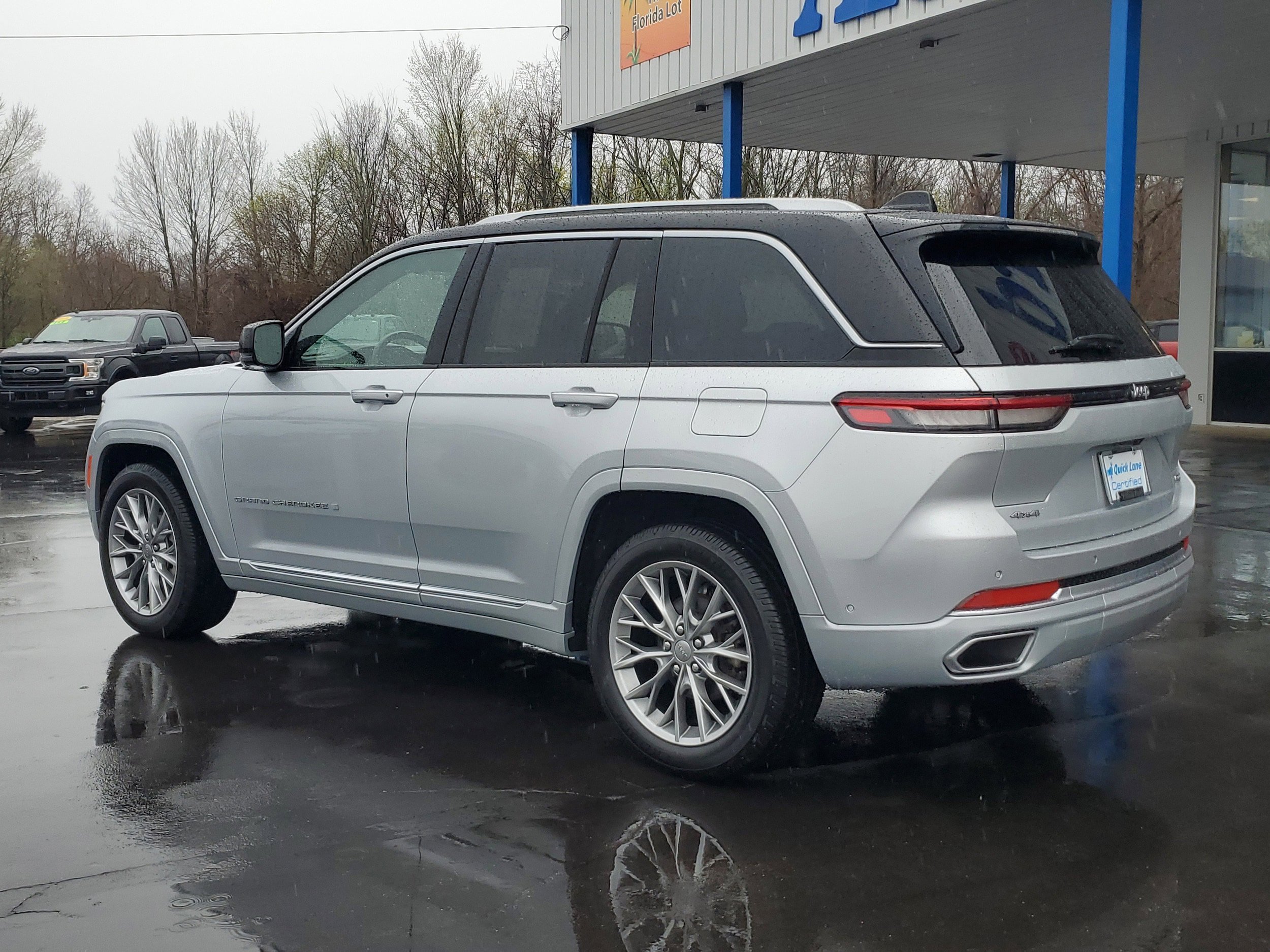 Used 2022 Jeep Grand Cherokee Summit w/ Luxury Tech Group V image 3