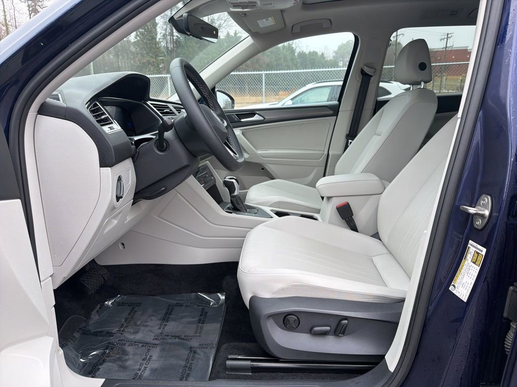 Used 2023 Volkswagen Tiguan SE w/ Panoramic Sunroof Package image 16