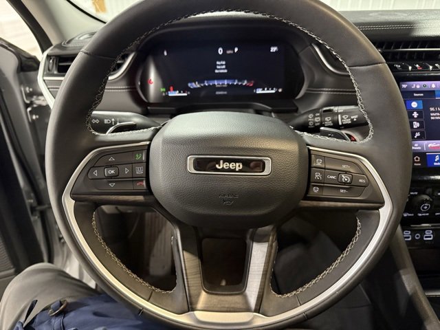 Used 2023 Jeep Grand Cherokee Limited image 11