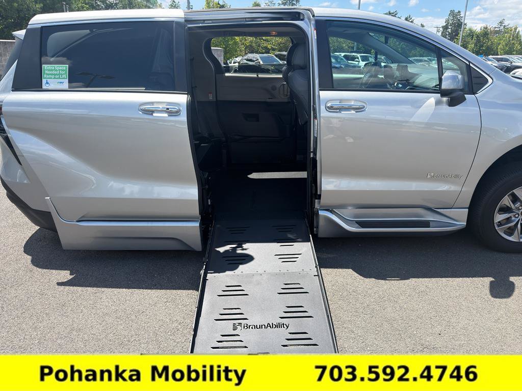 Used 2024 Toyota Sienna XLE FWD image 27