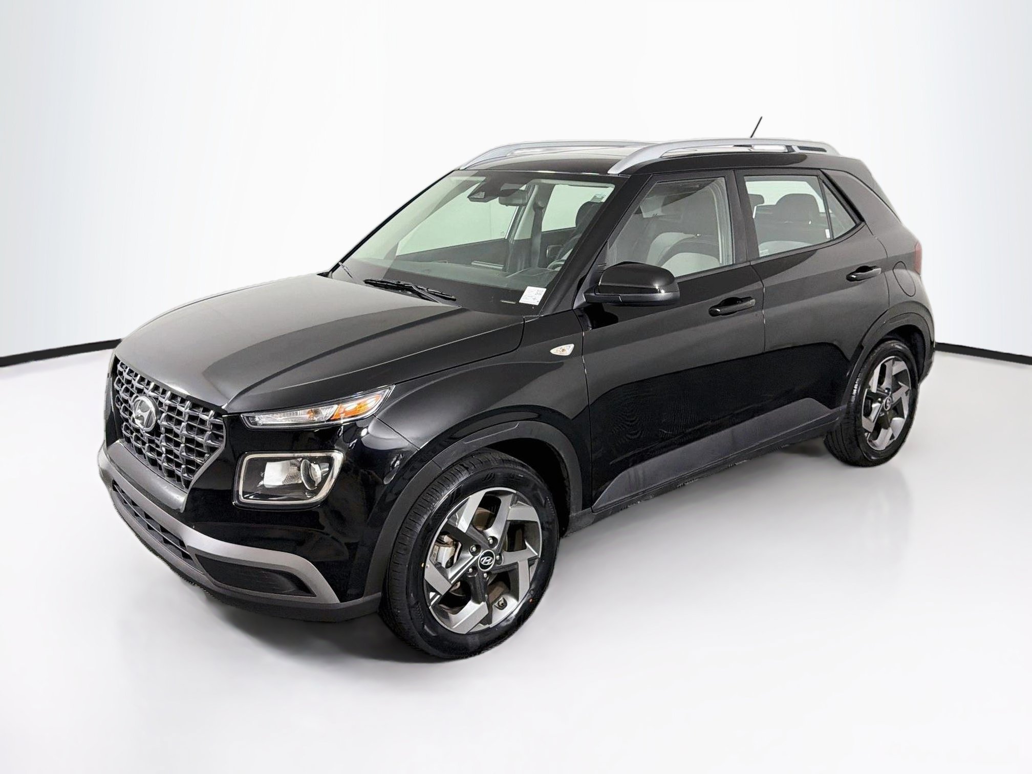 Used 2025 Hyundai Venue SEL FWD image 3