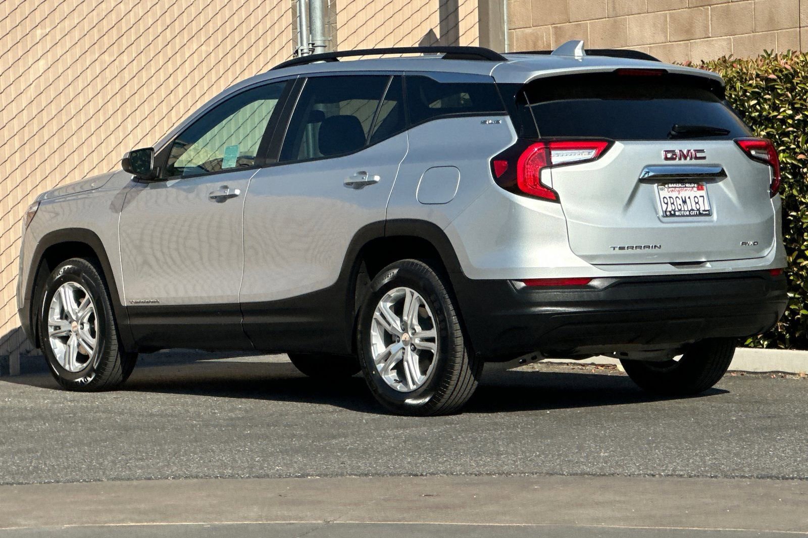 Certified 2022 GMC Terrain SLE w/ Driver Convenience Package image 6