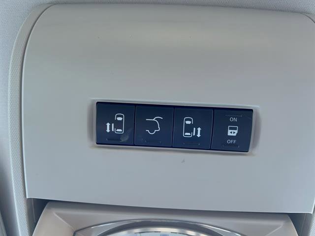 Used 2013 Chrysler Town & Country Touring image 37