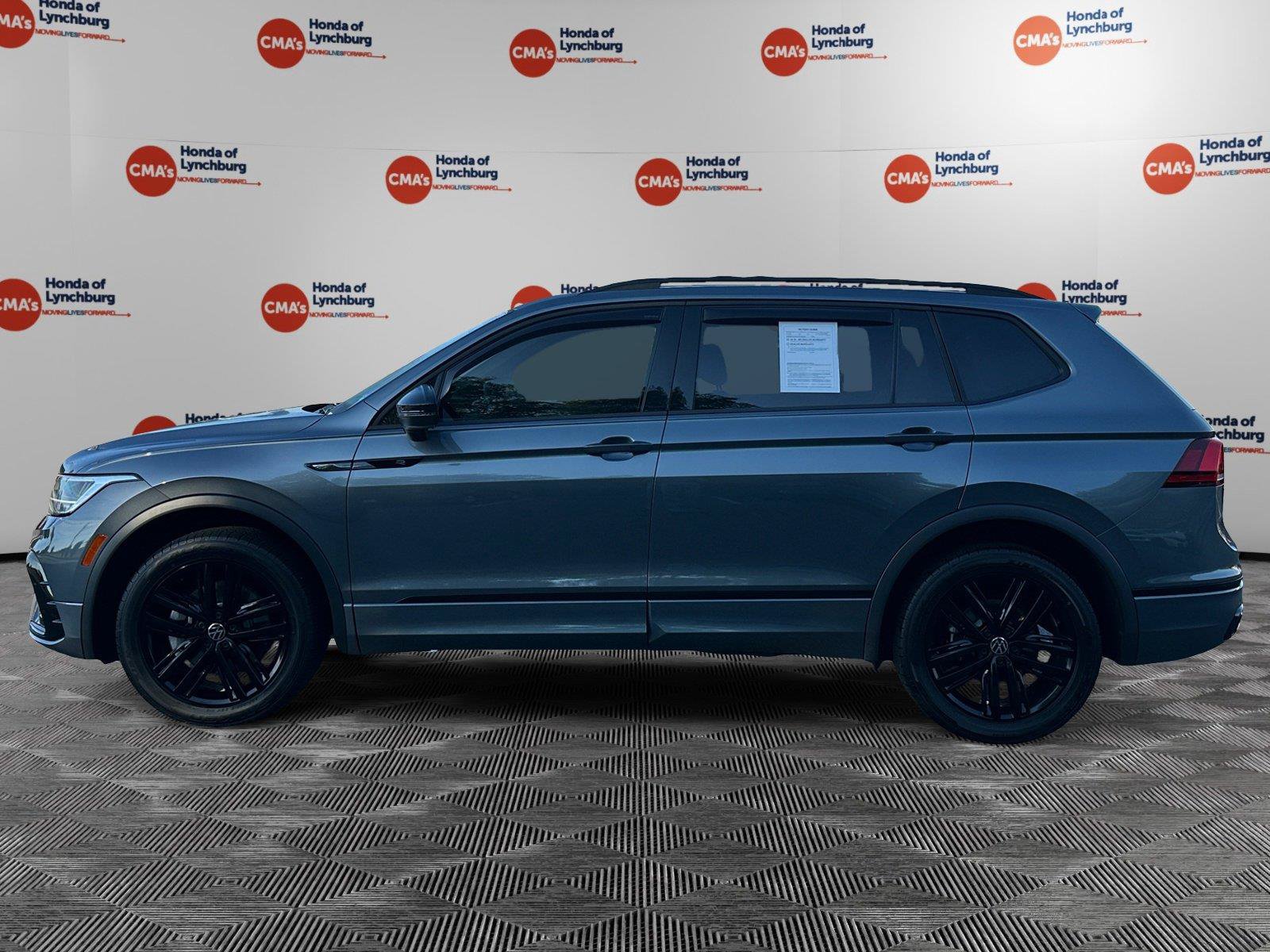 Used 2022 Volkswagen Tiguan SE R-Line AWD/4WD image 2