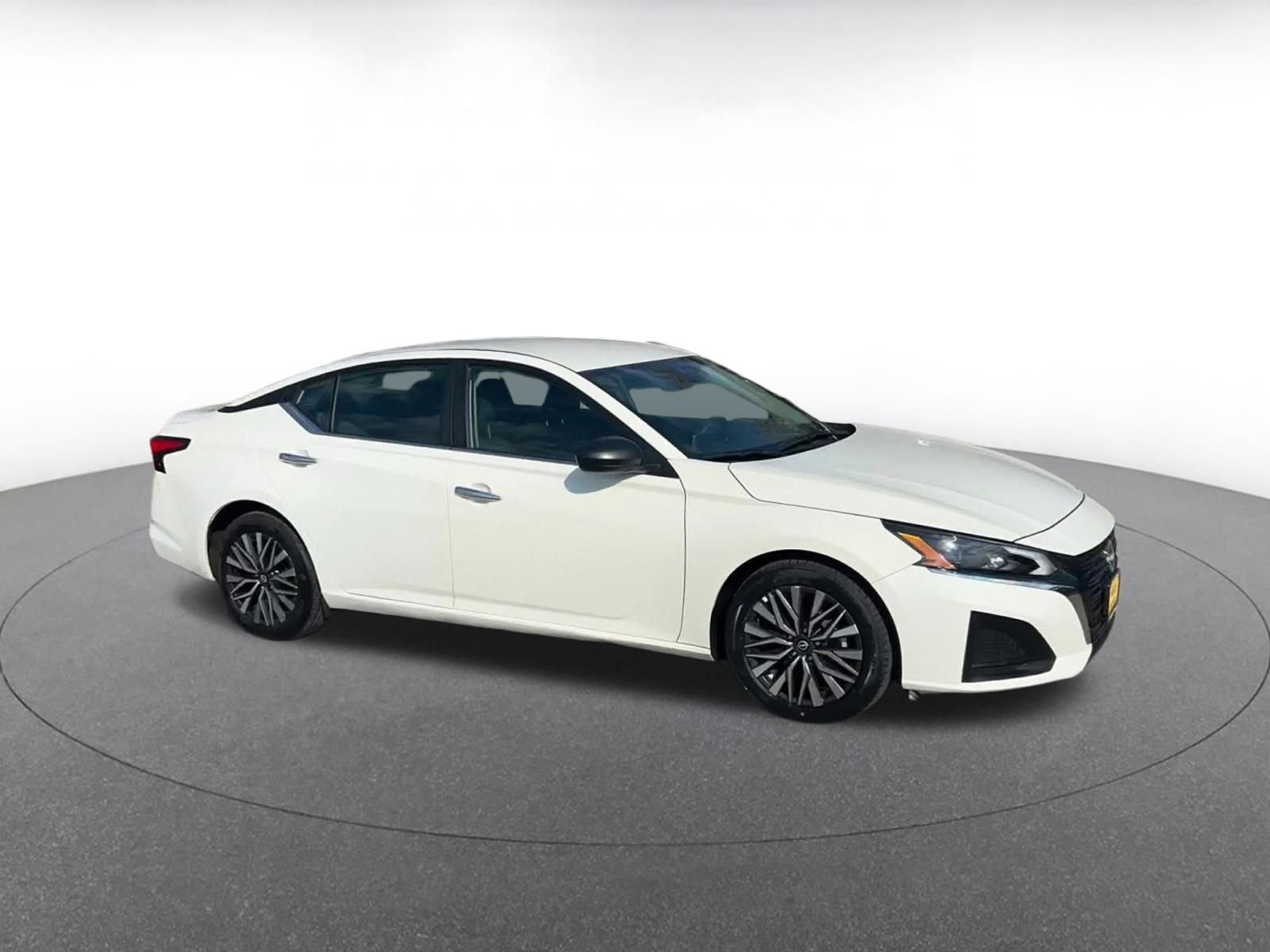 Used 2025 Nissan Altima 2.5 SV FWD image 2