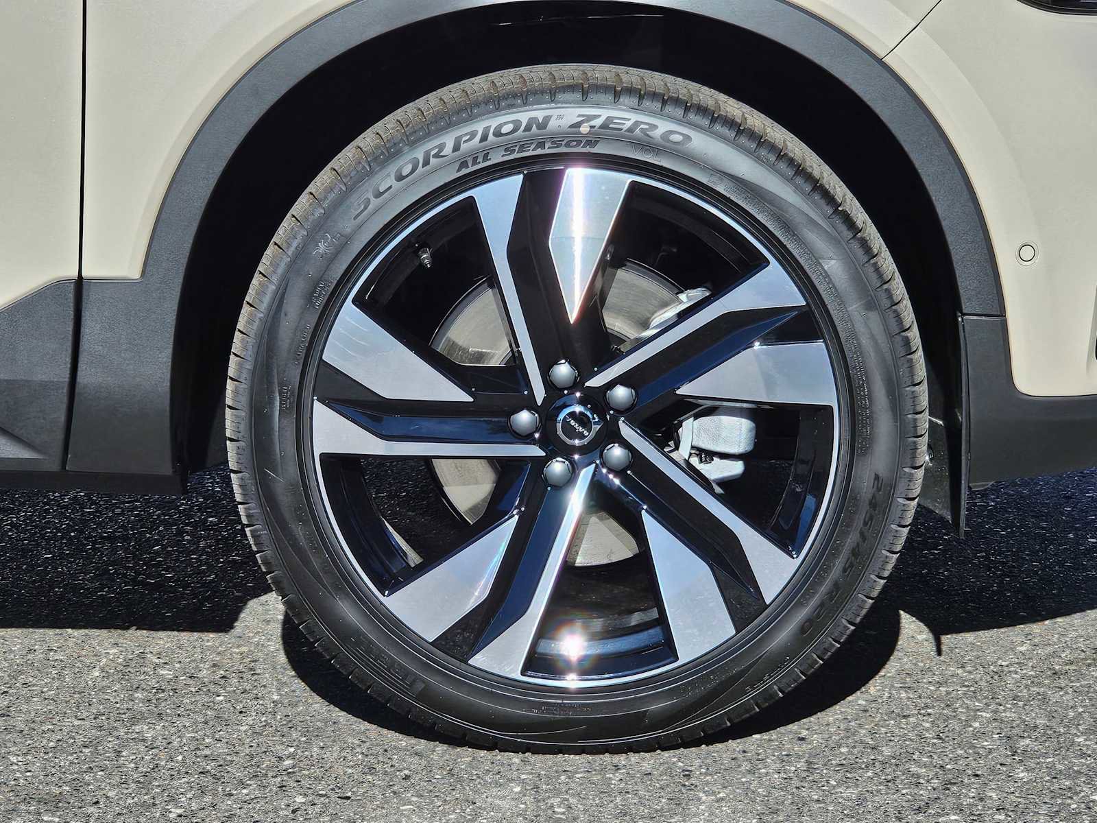 New 2025 Volvo XC40 B5 Plus w/ Climate Package image 9