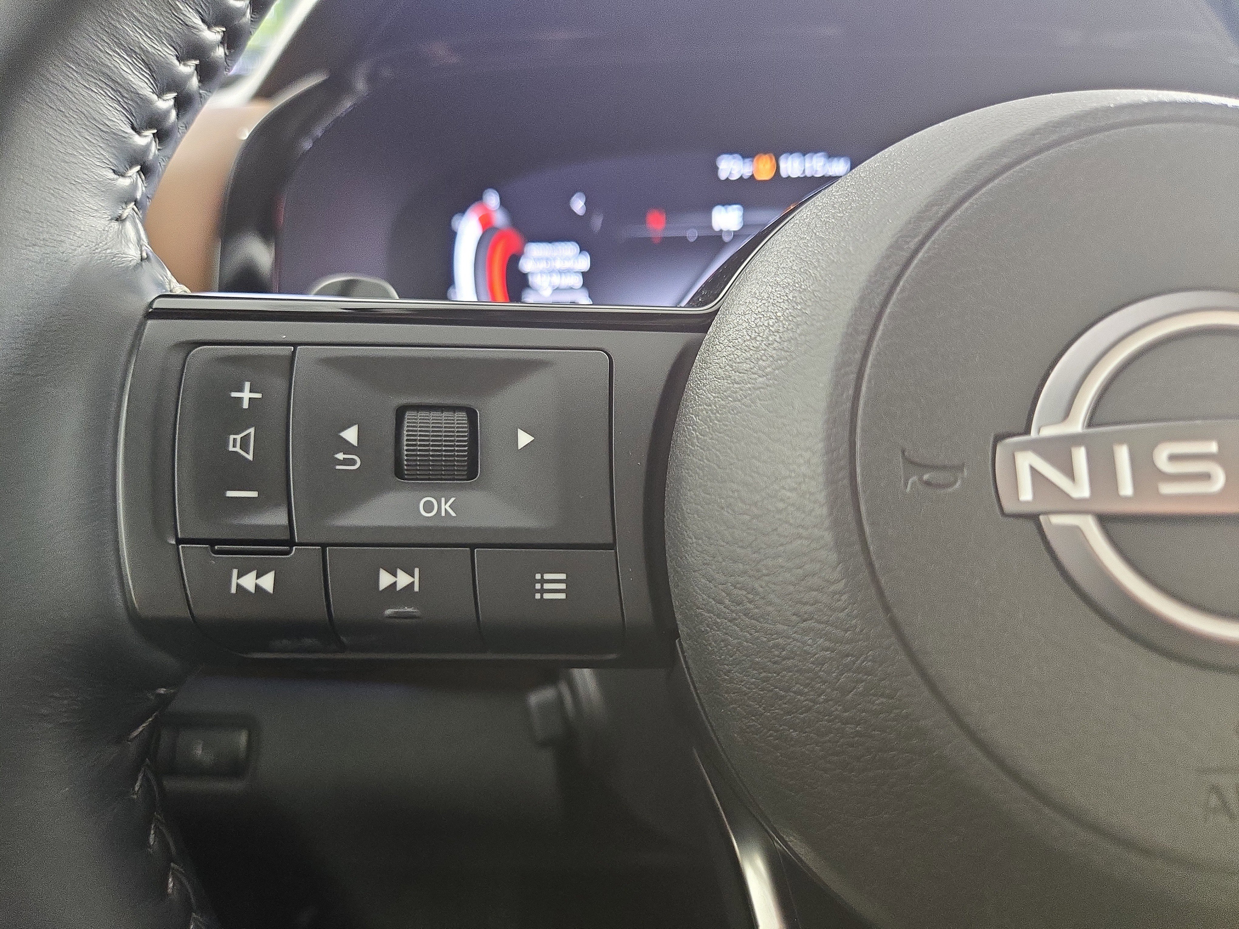 Used 2022 Nissan Pathfinder Platinum w/ Cargo Package image 16