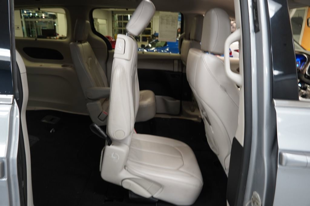 Used 2018 Chrysler Pacifica Touring-L FWD image 27
