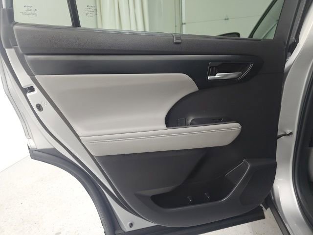 Used 2022 Toyota Highlander XLE image 29