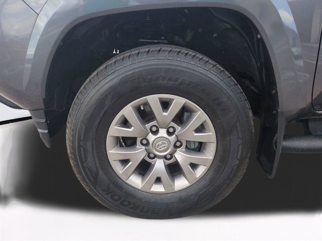 Used 2017 Toyota Tacoma SR5 w/ Tow Package RWD image 11