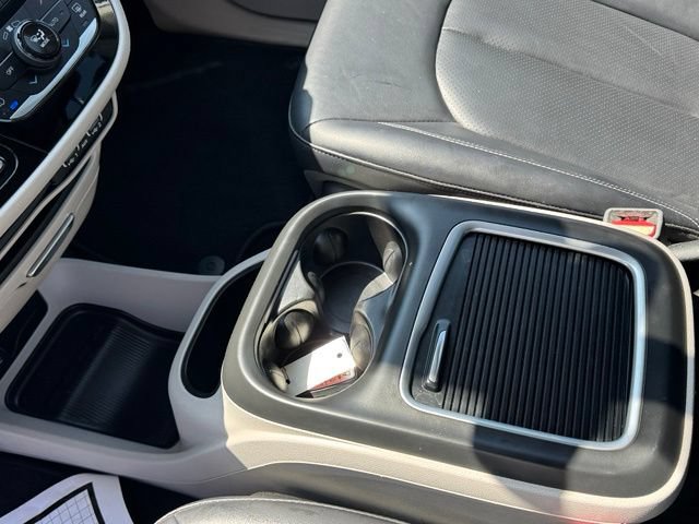 Used 2024 Chrysler Pacifica Touring-L FWD image 20