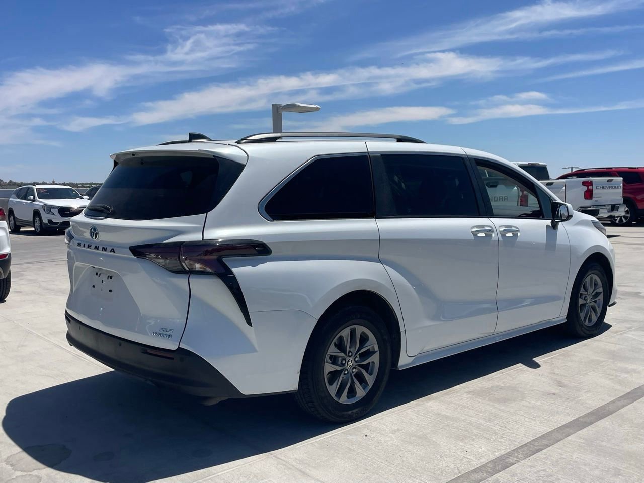 Used 2024 Toyota Sienna XLE FWD image 2