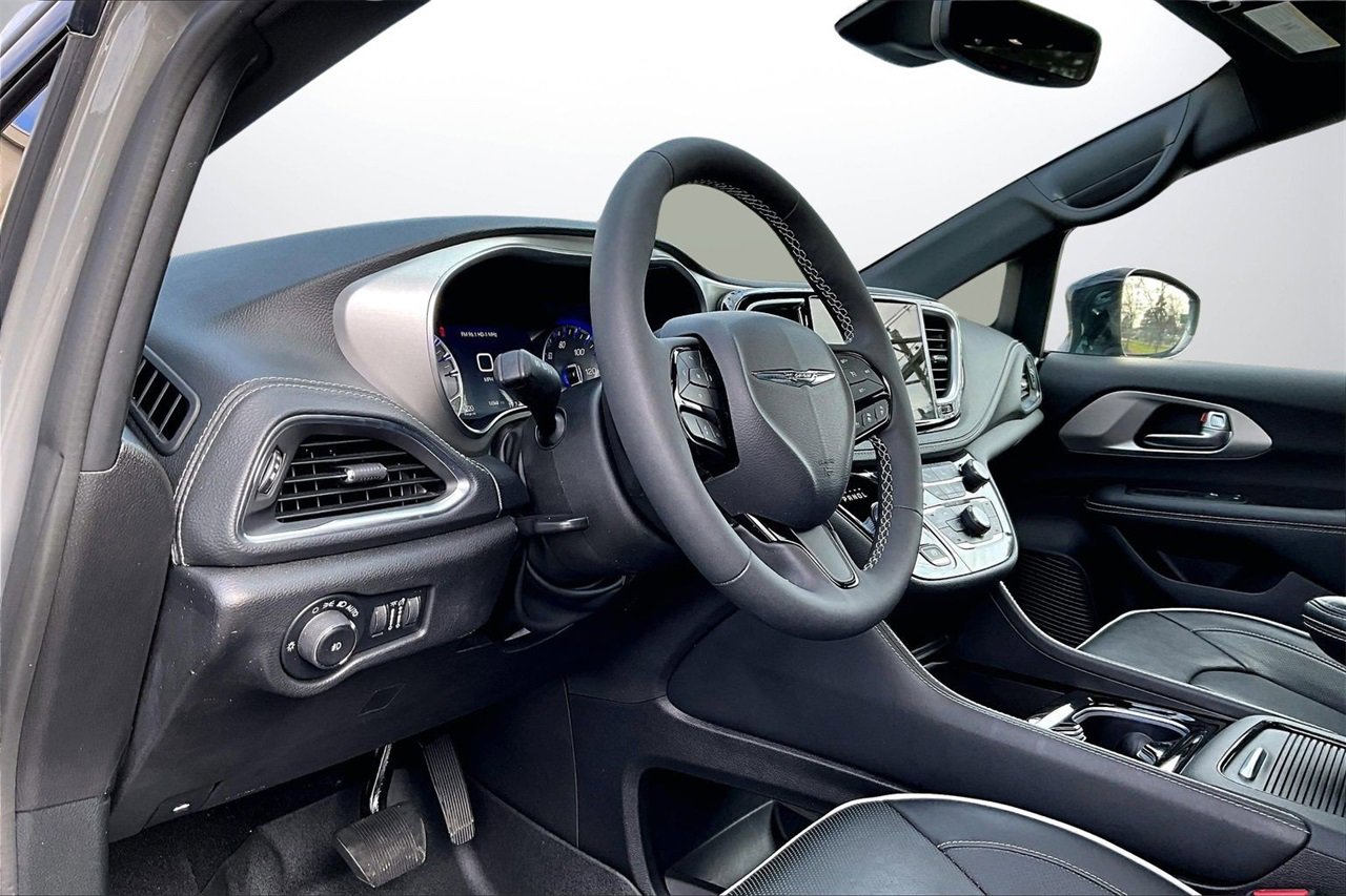 Used 2023 Chrysler Pacifica Limited w/ S Appearance Package image 19