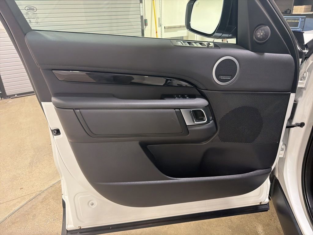 Used 2025 Land Rover Discovery S image 9