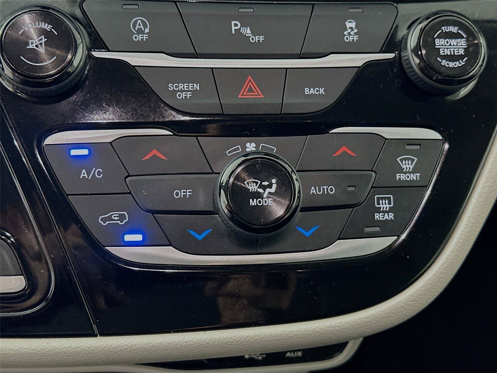 Used 2017 Chrysler Pacifica Touring-L FWD image 9