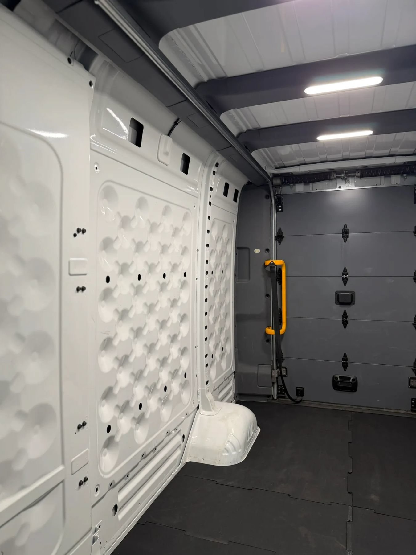Used 2024 Rivian Delivery 500 FWD image 22