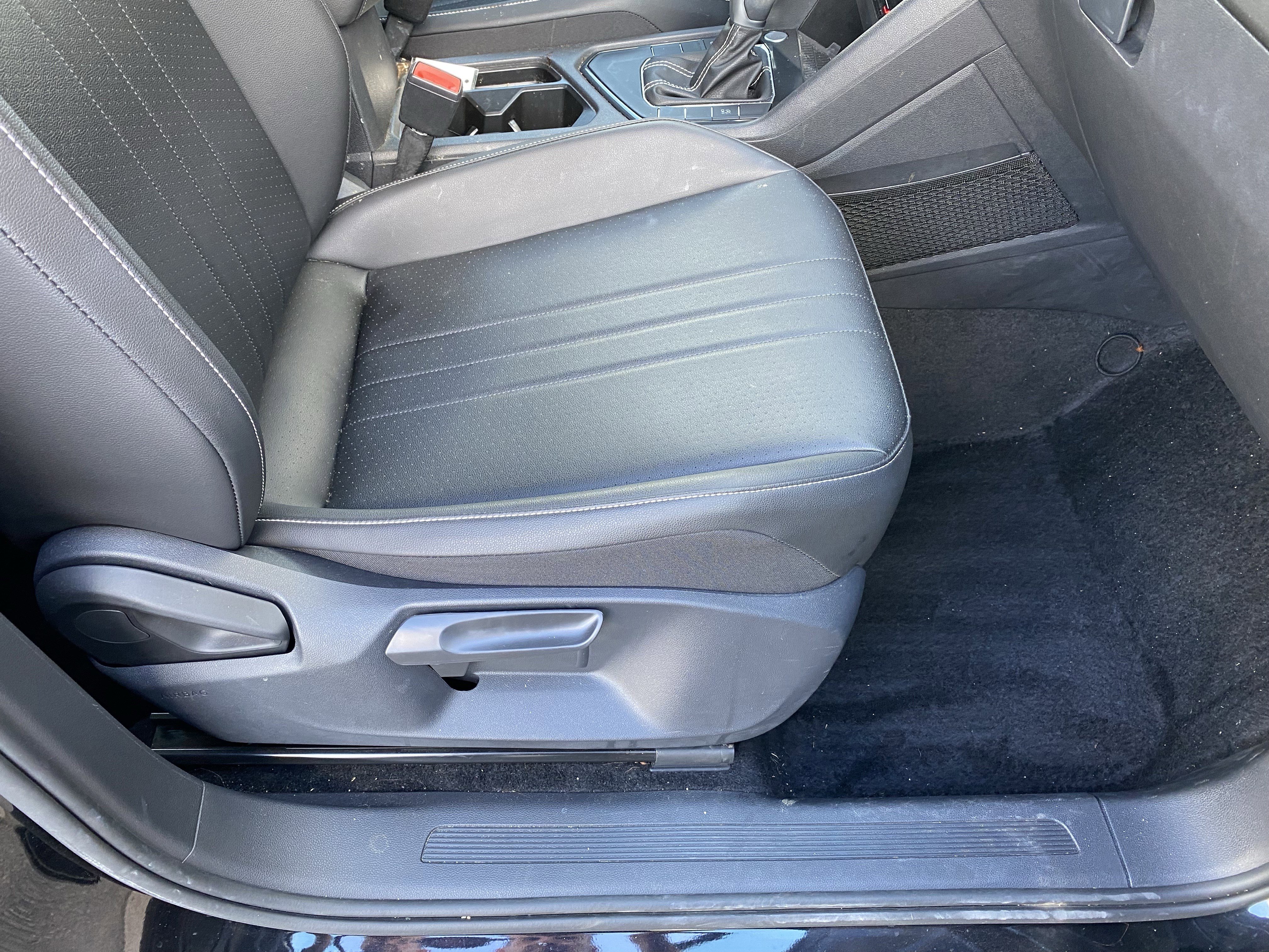 Used 2022 Volkswagen Tiguan SE w/ Panoramic Sunroof Package FWD image 35