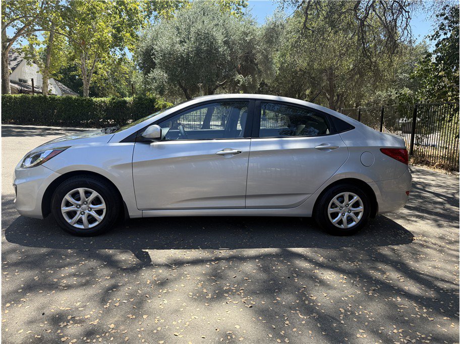 Used 2012 Hyundai Accent GLS FWD image 4